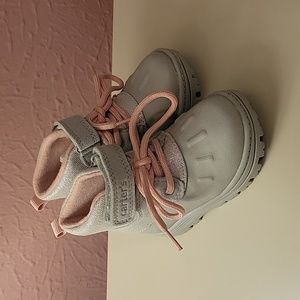 Carter's Snow Boots. Grey/Pink. Toddler Size 5.